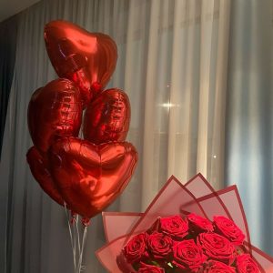 بالون احمر فرحه بتطير في السماء